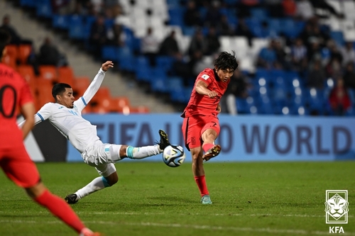 Kim Yong-hak of South Korea (R) takes a shot against Honduras during a Group F match at the FIFA U-20 World Cup at Estadio Malvinas Argentinas in Mendoza, Argentina, on May 25, 2023, in this photo provided by the Korea Football Association. (PHOTO NOT FOR SALE) (Yonhap)