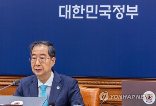 Prime Minister Han Duk-soo presides over a Cabinet meeting in the central government complex in Seoul on May 30, 2023. (Yonhap) 