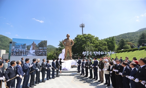 Una estatua del difunto héroe de la Guerra de Corea, el general Paik Sun-yup, se revela durante una ceremonia celebrada en un monumento a los caídos en el condado sureño de Chilgok, a 215 kilómetros al sureste de Seúl, el 5 de julio de 2023, en esta foto proporcionada por los veteranos. ministerio.  (FOTO NO A LA VENTA) (Yonhap)