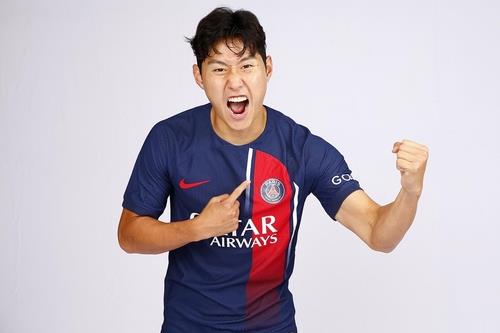 This photo captured from Paris Saint-Germain's website on July 9, 2023, shows the French football club's new South Korean midfielder Lee Kang-in. (PHOTO NOT FOR SALE) (Yonhap)