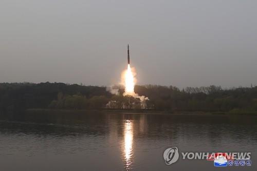 Esta foto de archivo, publicada por la Agencia Central de Noticias de Corea del Norte el 14 de abril de 2023, muestra el lanzamiento de un misil balístico intercontinental Hwasong-18.  (Para uso exclusivo en la República de Corea. Sin redistribución) (Yonhap)
