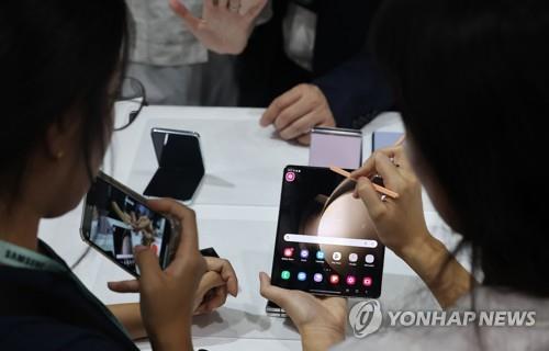 (2nd LD) Samsung Q2 profit down 95 pct amid chip oversupply, weaker demand, sees improvement in H2