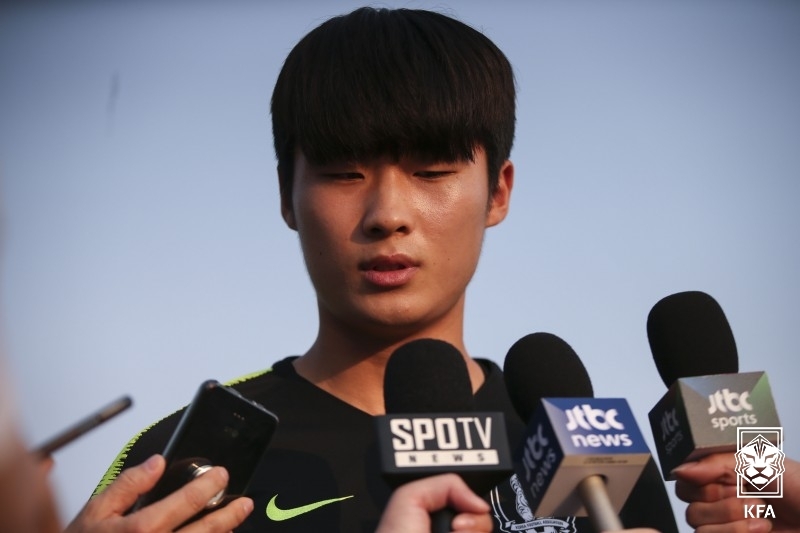 한국의 아시아 남자축구대표팀에 일본 출신 수비수가 합류했다.