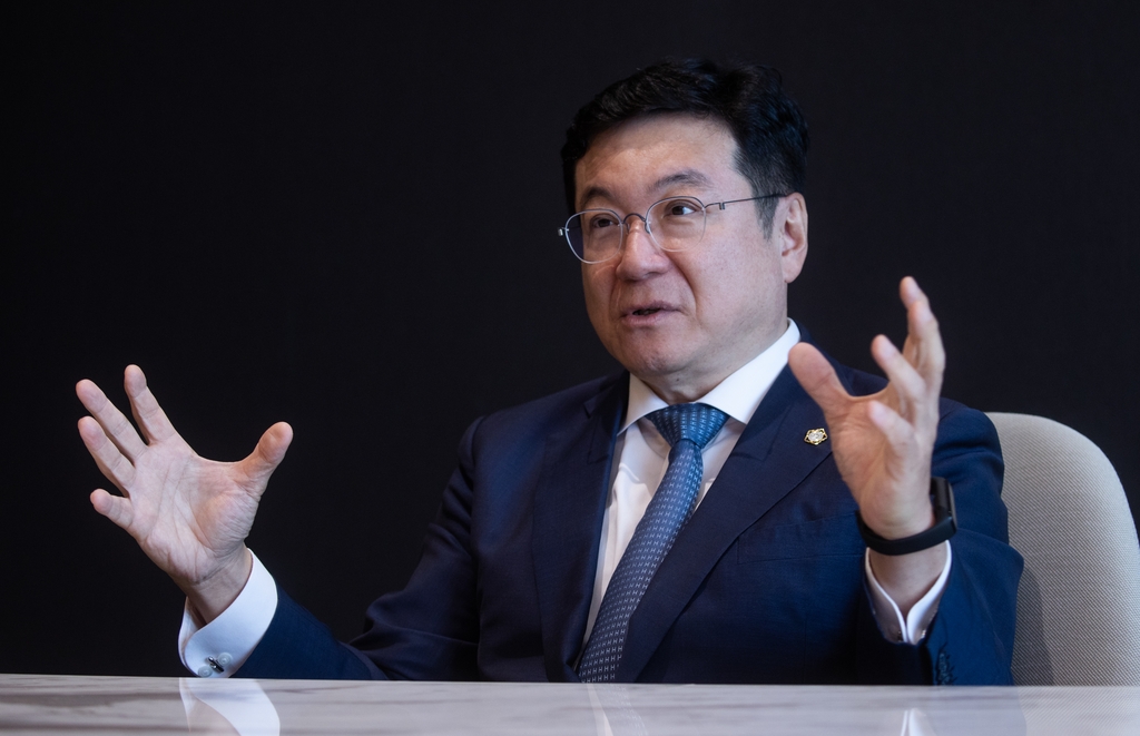 Lee Chan-hee, chairman of Samsung Group's independent corporate compliance oversight committee, speaks during an interview with Yonhap News Agency in Seoul on Aug. 23, 2023. (Yonhap)