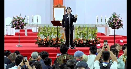 South Korean popera tenor Lim Hyung-joo is seen performing at the closing event after a Mass presided over by Pope Francis at the Steppe Arena in Ulaanbaatar on Sept. 3, 2023, in this photo provided by his agency, DGNcom. (PHOTO NOT FOR SALE) (Yonhap)