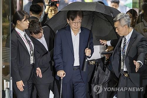 (LEAD) Opposition leader Lee attends arrest warrant hearing at Seoul court