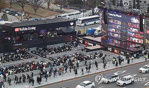 팬들이 2023년 리그 오브 레전드 월드 챔피언십 결승전을 관람하기 위해 2023년 11월 19일 서울 중심 광화문광장에 모였습니다.  (연합)