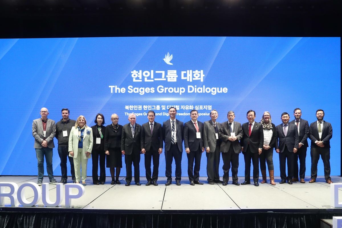 Esta foto, proporcionada por el Ministerio de Unificación, muestra a los participantes del Diálogo del Grupo Sabios que tuvo lugar el 29 de noviembre de 2023. (FOTO NO A LA VENTA) (Yonhap)