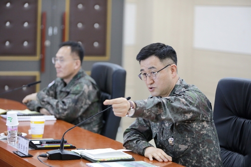 Esta fotografía, proporcionada por el Ejército, muestra al Jefe de Estado Mayor del Ejército, general Park An-su (derecha), presidiendo una reunión de altos comandantes en el Comando de Operaciones Terrestres en Yongin, justo al sur de Seúl, el 14 de diciembre de 2023. ( FOTO NO EN VENTA) (Yonhap)