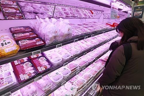 2023년 12월 17일 서울의 한 대형 할인점에서 고객이 고기를 살펴보고 있다.(연합)