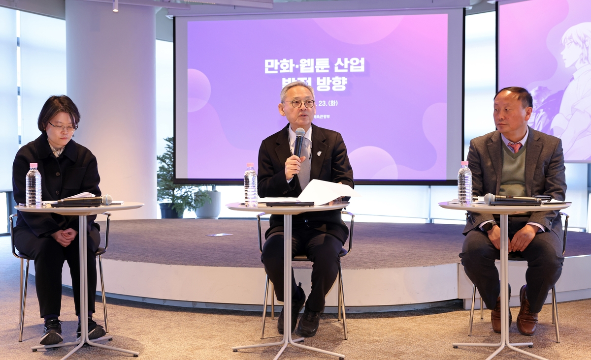 Culture minister Yu In-chon (C) speaks during a press briefing to announce the ministry's strategy for developing the local comic and webtoon industry in Seoul on Jan. 23, 2024, in this photo provided by the ministry. (PHOTO NOT FOR SALE) (Yonhap)
