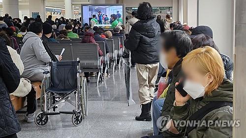 A public hospital in Seoul is flooded with patients on Feb. 22, 2024, amid trainee doctors' walkout in protest of the government's plan to increase medical school students. (Yonhap)