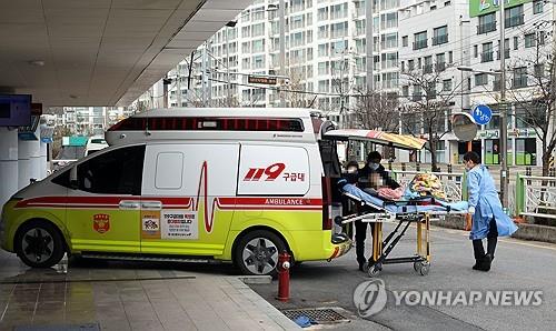 Un paciente es transportado a la sala de emergencias del Hospital Universitario Nacional de Chungnam el 24 de febrero de 2024, en medio de una huelga de médicos en formación que protestaban contra el plan del gobierno de aumentar la cuota de inscripción en las escuelas de medicina.  (Yonhap) 