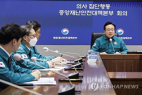 Health Minister Cho Kyoo-hong (R) speaks during a meeting held in Seoul on March 4, 2024. (Yonhap) 