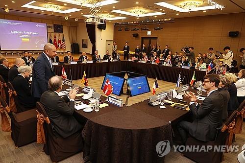 El ministro de Defensa, Shin Won-sik, y los embajadores de los estados miembros del Comando de las Naciones Unidas discuten formas de ampliar la cooperación en materia de seguridad durante una reunión celebrada en el Centro de Convenciones del Ministerio de Defensa en Seúl el 5 de abril de 2024. (Foto de la piscina) (Yonhap)