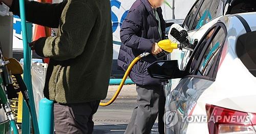 A man fills up his car with fuel at a gas station in Seoul, in this file photo taken Feb. 12, 2024. (Yonhap)