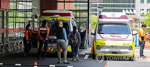 This undated file photo shows ambulance vehicles in front of a hospital. (Yonhap)