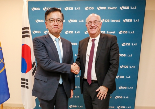 This photo, provided by South Korea's finance ministry, shows Minister Choi Sang-mok (L) shaking hands with Inter-American Development Bank President Ilan Goldfajn ahead of their meeting in Washington on April 17, 2024. (PHOTO NOT FOR SALE) (Yonhap)