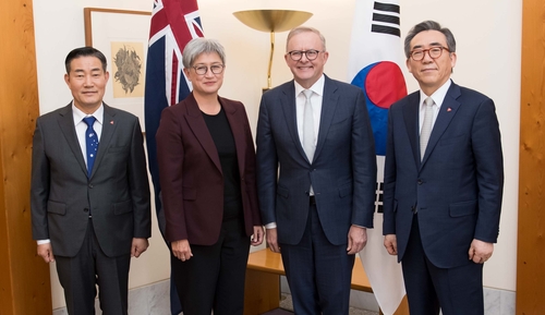 South Korean Defense Minister Shin Won-sik (L), Australian foreign minister Penny Wong (2nd from L), Australian Prime Minister Anthony Albanese (2nd from R) and South Korean Foreign Minister Cho Tae-yul pose for a photo during their meeting in Canberra on April 29, 2024, in this photo provided by the defense ministry. (PHOTO NOT FOR SALE) (Yonhap)