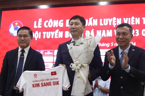 South Korean tactician Kim Sang-sik (C) poses for a photo during a press conference in Hanoi on May 6, 2024, marking his appointment as the new head coach of the Vietnamese men's senior and under-23 national football teams, in this photo provided by DJ Entertainment. (PHOTO NOT FOR SALE) (Yonhap)