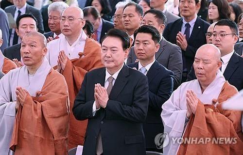 (LEAD) Yoon vows to run country 'rightly' on Buddha's birthday