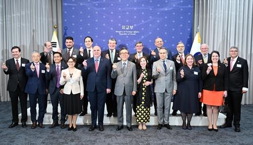Foreign Minister Cho Tae-yul (6th from L) poses for a photo with the ambassadors from 17 Central and South American countries ahead of their meeting at the foreign ministry in Seoul on May 21, 2024. (PHOTO NOT FOR SALE) (Yonhap) 