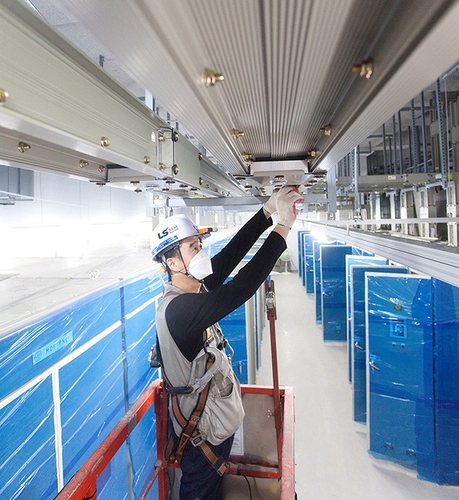 This undated file photo provided by LS Cable & System Ltd. shows a worker installing busduct products in a facility. (PHOTO NOT FOR SALE) (Yonhap)