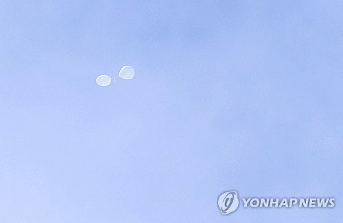 A presumed trash-carrying balloon from North Korea floats over Yongsan Ward, the district where the presidential office is located, in Seoul on July 24, 2024. (Yonhap) 