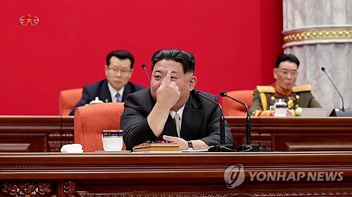 El líder norcoreano Kim Jong-un (centro) aparece en esta imagen de archivo sin fecha capturada por la televisión central coreana oficial del Norte el 29 de diciembre de 2023. (Para uso exclusivo en la República de Corea. Prohibida su redistribución) (Yonhap)