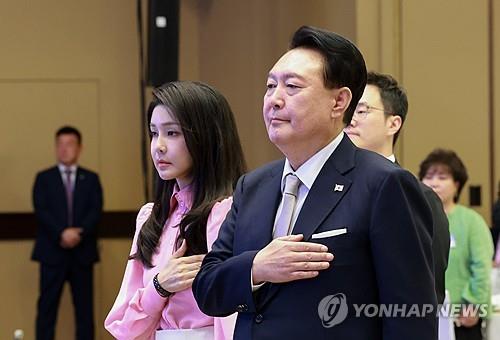 This file photo shows first lady Kim Keon Hee with President Yoon Suk Yeol. (Yonhap)