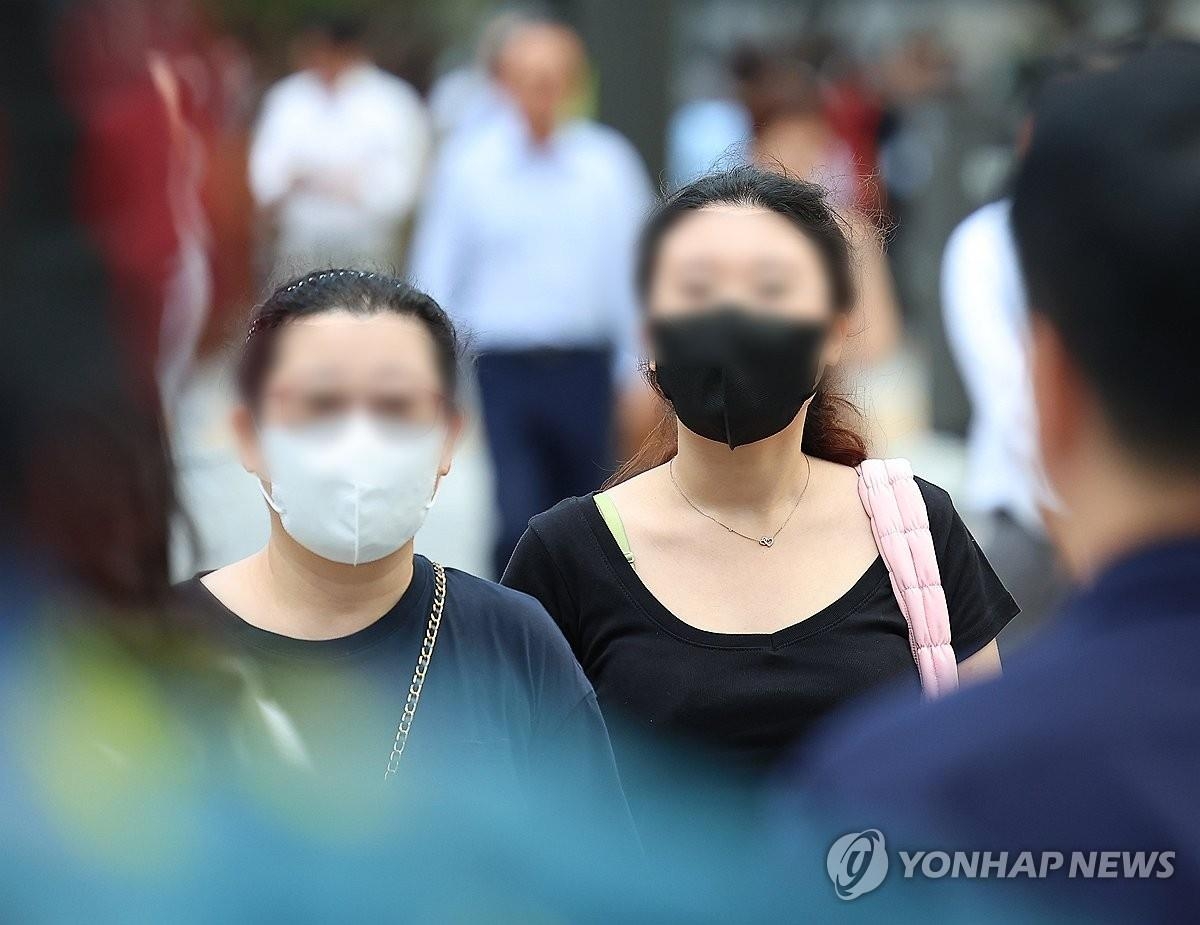 Los peatones llevan mascarillas en Seúl el 19 de agosto de 2024, en medio del resurgimiento de las infecciones por COVID-19 en Corea del Sur. (Yonhap)