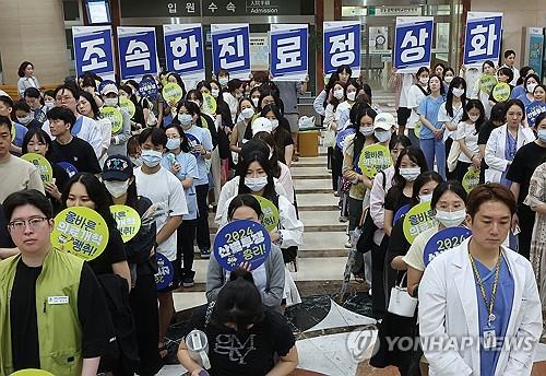 Médicos y trabajadores sanitarios realizan una protesta pidiendo que el gobierno acepte la "reforma médica correcta" Medidas en un hospital de Seúl, en esta foto de archivo del 18 de julio de 2024. (Yonhap)