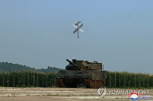 Esta fotografía, publicada por la Agencia Central de Noticias de Corea del Norte, el 26 de agosto de 2024, muestra a Corea del Norte realizando una prueba de desempeño de drones el 24 de agosto bajo la dirección del líder Kim Jong-un. (Para uso exclusivo en la República de Corea. Prohibida su redistribución) (Yonhap)