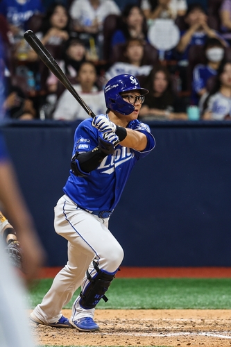 Yoon Jeong-bin of the Samsung Lions hits an RBI single against the Kiwoom Heroes during the teams' Korea Baseball Organization regular-season game at Gocheok Sky Dome in Seoul on Aug. 27, 2024, in this photo provided by the Lions. (PHOTO NOT FOR SALE) (Yonhap) 