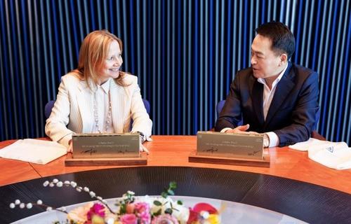 This photo, provided by Samsung SDI Co. on Aug. 28, 2024, shows its CEO Choi Yoon-ho (R) and General Motors Co. CEO Mary Barra speaking at an MOU signing ceremony in March. (PHOTO NOT FOR SALE) (Yonhap)