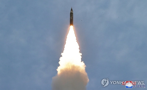 Esta foto de archivo sin fecha, publicada por la Agencia Central de Noticias de Corea, muestra a Corea del Norte realizando un lanzamiento de misil balístico. (Para uso exclusivo en la República de Corea. No se permite su distribución) (Yonhap)