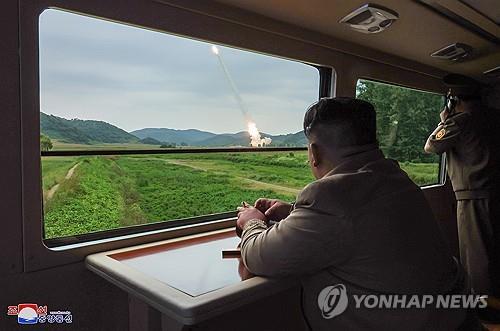 El líder norcoreano Kim Jong-un inspecciona una prueba de lanzamiento de un nuevo lanzacohetes múltiple de 600 mm, en esta fotografía proporcionada por la Agencia Central de Noticias de Corea del Norte, el 13 de septiembre de 2024. (Para uso exclusivo en la República de Corea. No se permite su redistribución) (Yonhap)