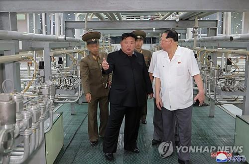 El líder norcoreano Kim Jong-un (con traje negro) visita el Instituto de Armas Nucleares y la base de producción de materiales nucleares aptos para armas, en esta imagen proporcionada por la Agencia Central de Noticias de Corea del Norte, el 13 de septiembre de 2024. (Para uso exclusivo en la República de Corea. No se permite su redistribución) (Yonhap) 