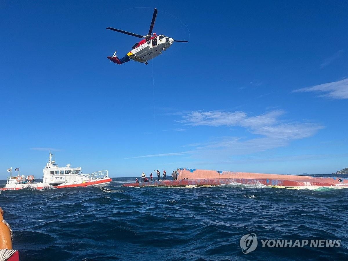 Un barco pesquero de 35 toneladas naufraga en aguas cercanas a Gunsan, una ciudad portuaria del suroeste de la provincia de Jeolla del Norte, en esta fotografía proporcionada por la Guardia Costera de Corea el 16 de septiembre de 2024. (FOTO NO A LA VENTA) (Yonhap)