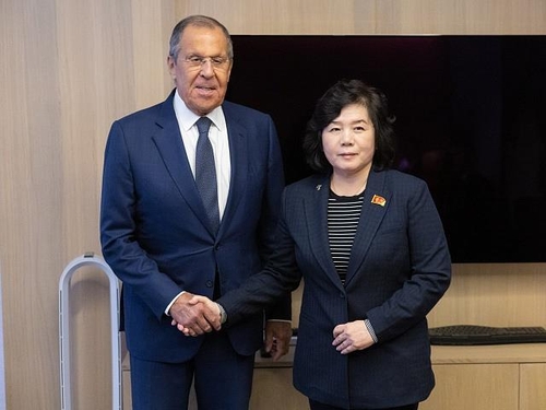 Esta imagen, capturada del sitio web del Ministerio de Asuntos Exteriores de Rusia el 17 de septiembre de 2024, muestra al ministro de Asuntos Exteriores ruso, Serguéi Lavrov (izq.) y a su homóloga norcoreana, Choe Son-hui, en Moscú. (FOTO NO A LA VENTA) (Yonhap)