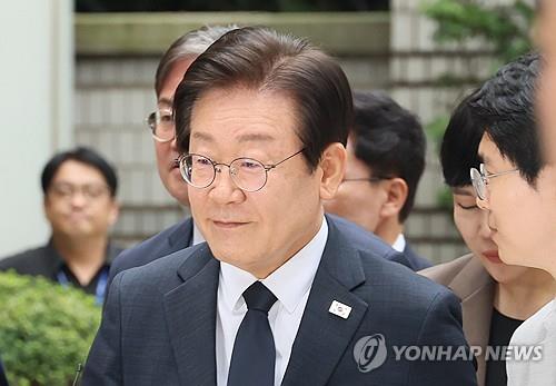 Lee Jae-myung, chair of the main opposition Democratic Party, speaks to reporters at the Seoul Central District Court on Sept. 20, 2024. (Yonhap)