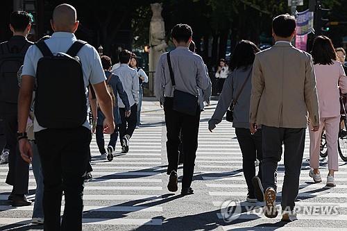 Esta foto de archivo, tomada el 23 de septiembre de 2024, muestra a personas en la calle en Gwanghwamun, Seúl. (Yonhap)