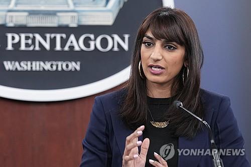 Esta foto, publicada por Associated Press, muestra a la subsecretaria de prensa del Pentágono, Sabrina Singh, hablando durante una sesión informativa en el Pentágono en Washington, el 29 de enero de 2024. (Yonhap)