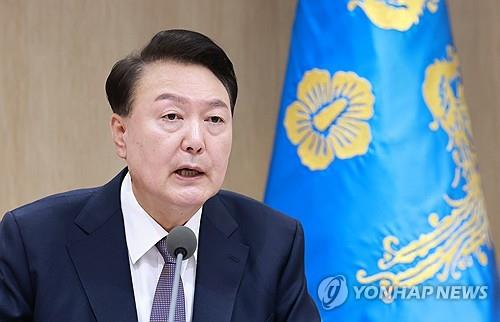 El presidente Yoon Suk Yeol habla durante una reunión de gabinete en la oficina presidencial, en esta fotografía de archivo del 15 de octubre de 2024. (Yonhap)