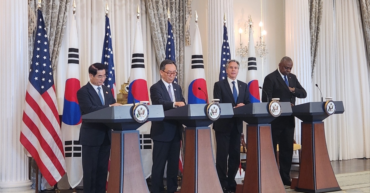 El ministro de Asuntos Exteriores de Corea del Sur, Cho Tae-yul, el ministro de Defensa, Kim Yong-hyun, y el secretario de Estado estadounidense, Antony Blinken, y el secretario de Defensa, Lloyd Austin, asisten a una conferencia de prensa en el Departamento de Estado el 31 de octubre de 2024. (Yonhap)