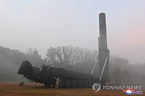 Esta foto de un lanzador transportador-erector es publicada por la Agencia Central de Noticias Coreana oficial de Corea del Norte el 1 de noviembre de 2024, un día después de que el país disparara el nuevo misil balístico intercontinental Hwasong-19, guiado por su líder Kim Jong-un. (Para uso únicamente en la República de Corea. Sin redistribución) (Yonhap)