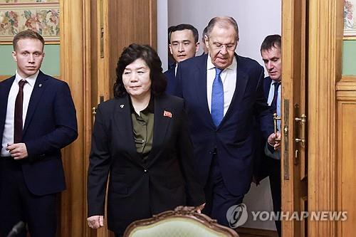 La ministra de Asuntos Exteriores de Corea del Norte, Choe Son-hui (centro), entra en una sala para conversar con su homólogo ruso, Sergey Lavrov, en esta fotografía publicada por la agencia de noticias rusa TASS. (FOTO NO EN VENTA) (Yonhap)