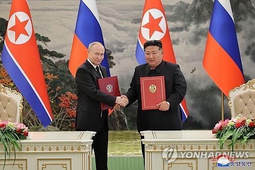 El líder norcoreano Kim Jong-un (derecha) le da la mano al presidente ruso Vladimir Putin después de firmar un tratado de asociación estratégica integral, en esta fotografía publicada por la Agencia Central de Noticias de Corea el 20 de junio de 2024. (Para uso exclusivo en la República de Corea . Sin redistribución) (Yonhap)