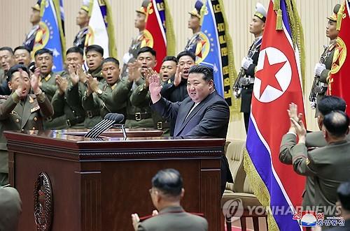 Esta fotografía, publicada por la Agencia Central de Noticias de Corea del Norte, oficial de Corea del Norte, el 18 de noviembre de 2024, muestra al líder norcoreano, Kim Jong-un (centro), agitando la mano durante la Cuarta Conferencia de Comandantes de Batallón e Instructores Políticos del Ejército Popular de Corea (KPA). ) el 15 de noviembre, último día del evento de dos días celebrado en Pyongyang. (Para uso únicamente en la República de Corea. Sin redistribución) (Yonhap)