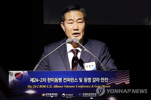 En esta foto de archivo, el asesor de seguridad nacional Shin Won-sik pronuncia un discurso en una conferencia sobre la alianza entre Corea del Sur y Estados Unidos en un hotel de Seúl el 30 de octubre de 2024. (Yonhap)